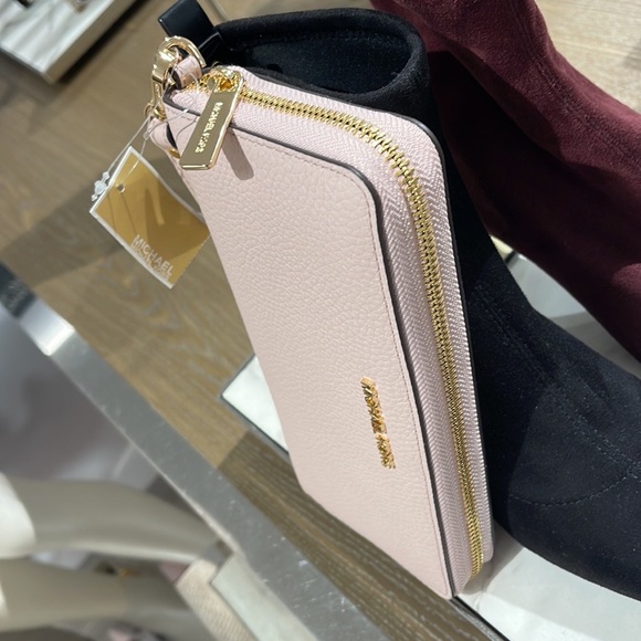 MICHAEL KORS LARGE TRAVEL CONTINENTAL WRISTLET WALLET PHONEHOLDER POWDER BLUSH - Picture 13 of 16